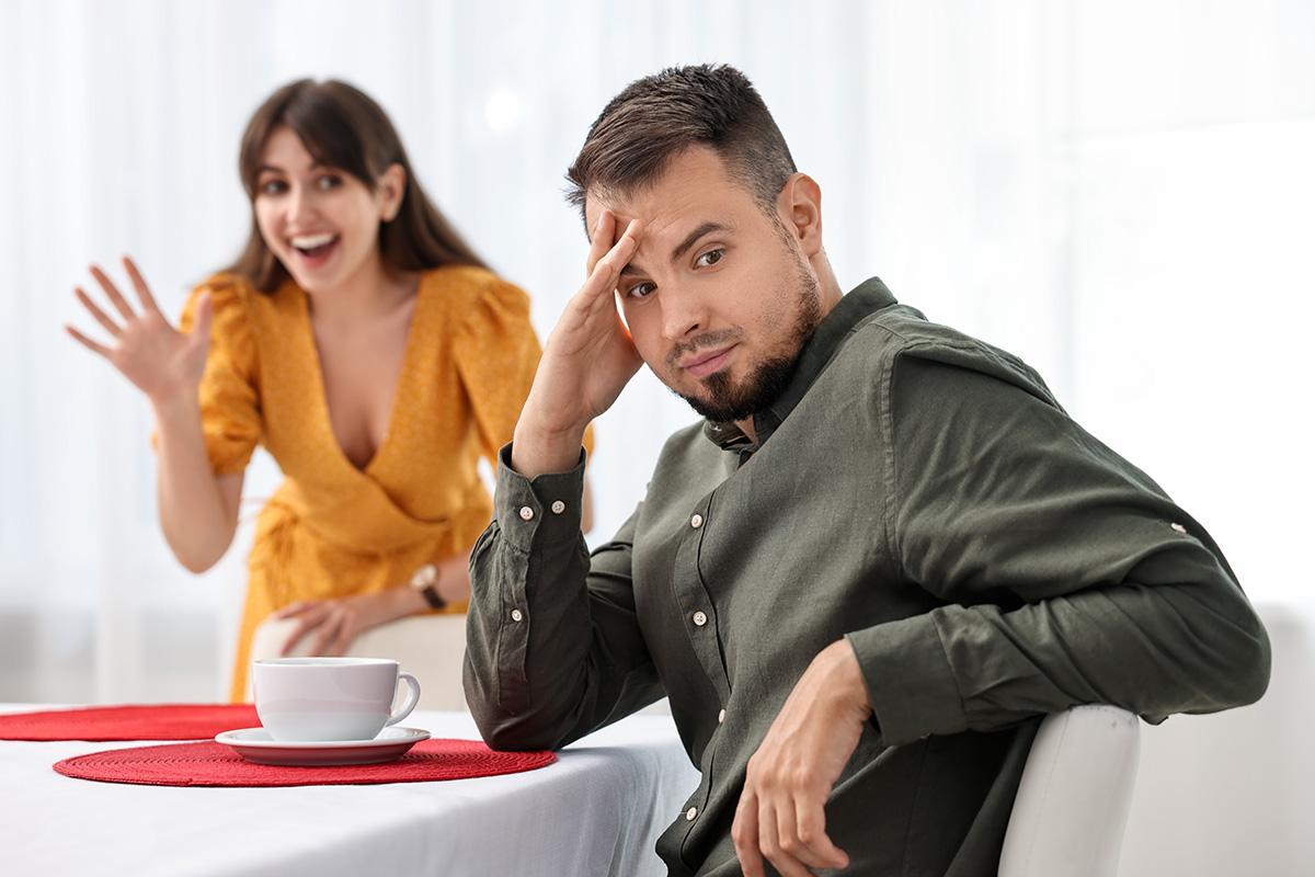 man avoiding woman in restaurant