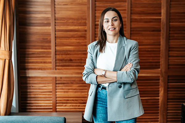 woman i casual business clothes posing with arms crossed